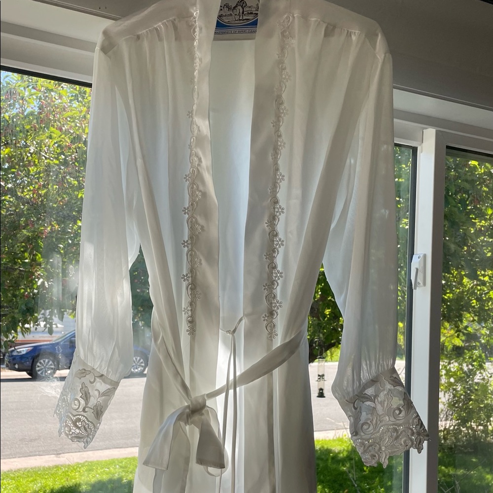 Dentelle Vintage White Satin Robe w/ Lace Accents